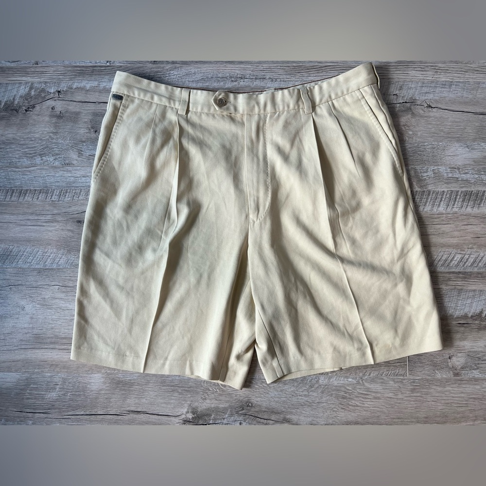 Tommy Bahama Classic Fit Pleated Cream Mens Shorts Size 38